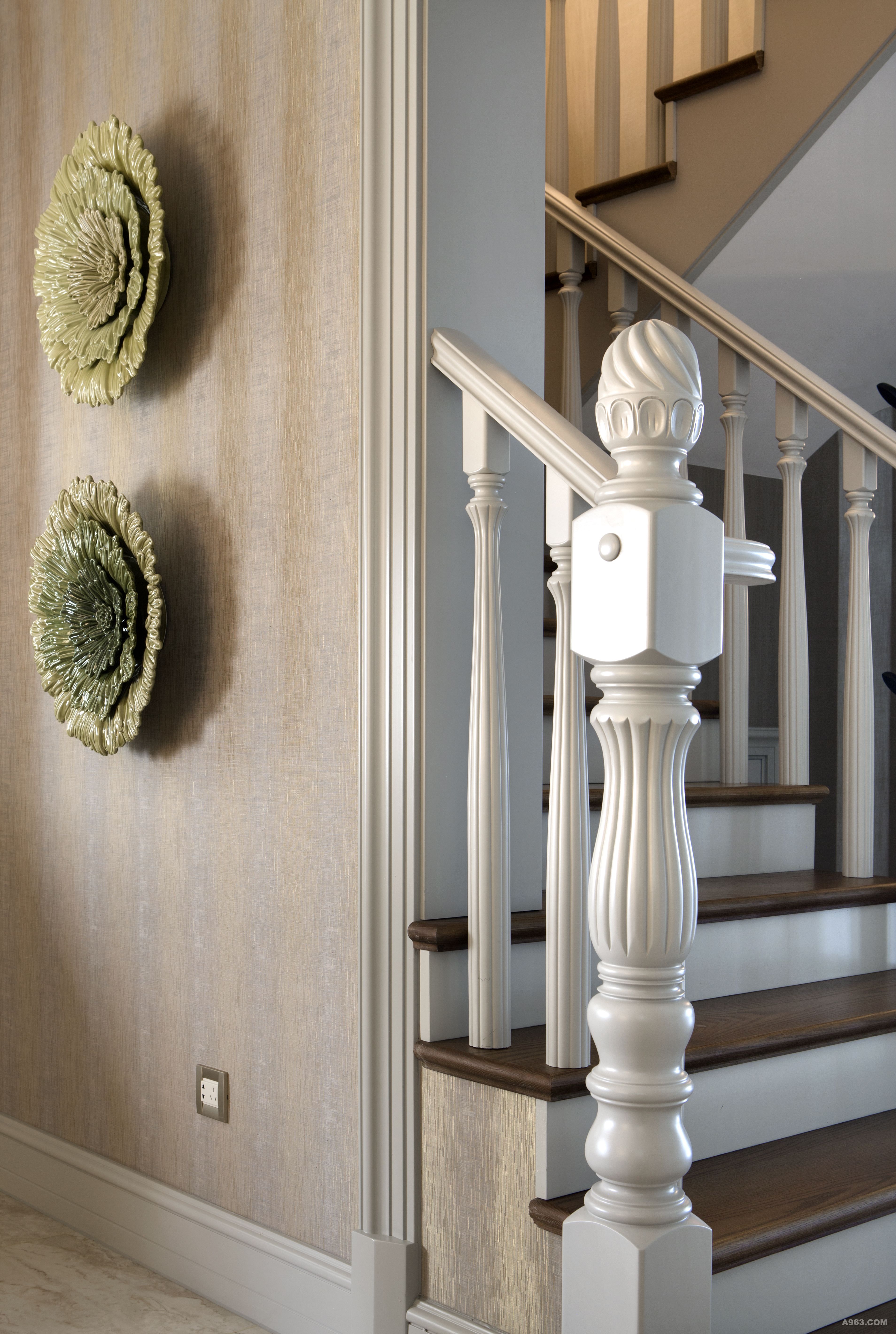 【楼梯】木色的地板搭配白色的扶手,是经典质感的搭配,既有现代感